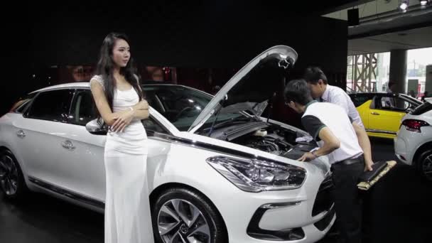 Xian china, - 30.09.2013: -macao auto show, — Stockvideo