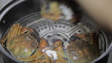 Bir tencerede yengeç pişirme görünümü ,Xian, Shaanxi, Çin