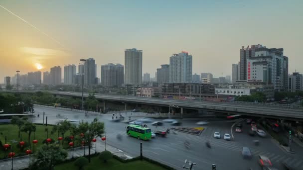 Зайнятий автомобілів і поїздів на основних дорогах, Сіань, Shaanxi, Китай — стокове відео