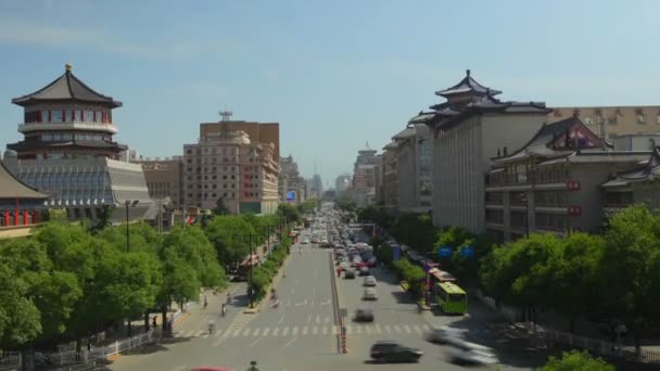 Voitures et trains occupés sur les routes principales, xian, shaanxi, Chine — Video