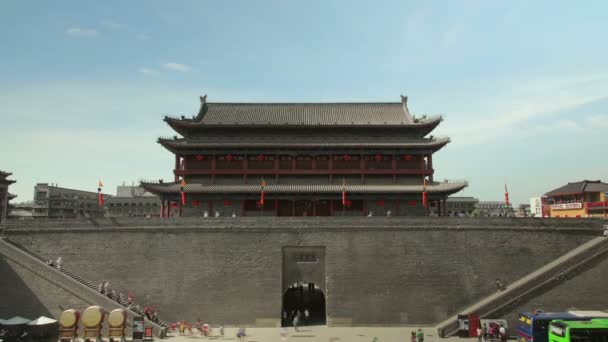 Timelaspe colpo di porta sud di Xian mura della città, Xian, Shaanxi, Cina — Video Stock