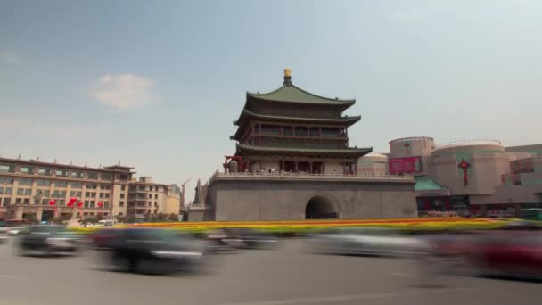 Xi An, Китай - 12 квітня 2013: Time lapse of Xian Bell Tower — стокове відео