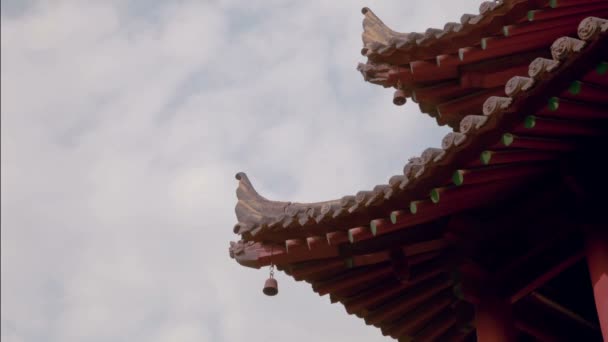 Timelapse Toit de l'ancien bâtiment chinois sur le ciel — Video