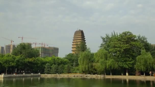 Timelapse of Lesser Wild Goose Pagoda y grúa torre del sitio de construcción — Vídeo de stock