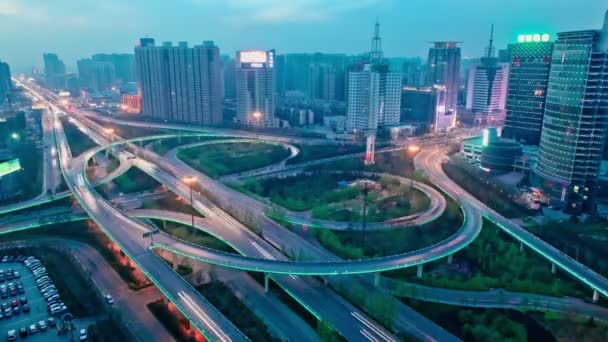 Skyline e trilhas de trânsito no cruzamento de rodovias — Vídeo de Stock