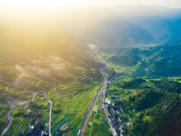 Guizhou Eyaleti, Çin'de Akşam ışığı ile gün batımı.