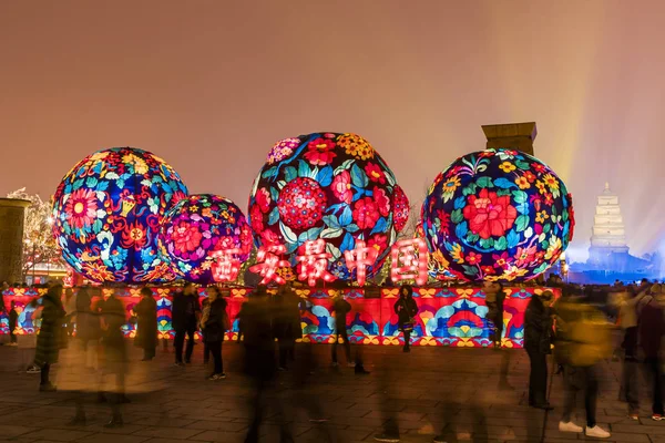 Xian, Çin - 13 Şubat 2019 Çin bahar festivali için Scenic Meydanı 'nda kalabalık - Stok İmaj