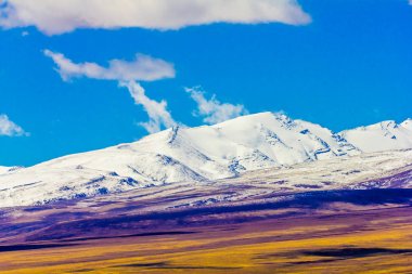 Qinghai Platosu üzerinde dağ manzara, Çin. 