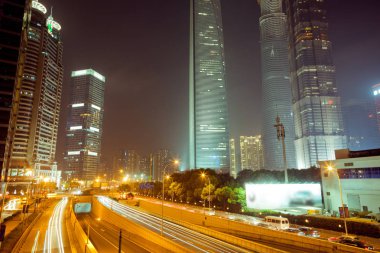 Çin Şangay Lujiazui gecesi. Çin Şangay Lujiazui Köprüsü'nde gece bakın