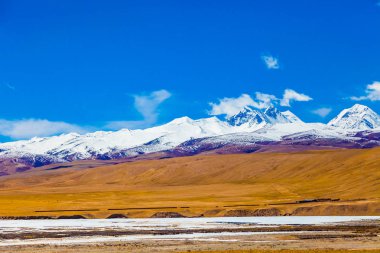 Qinghai Platosu üzerinde dağ manzara, Çin. 