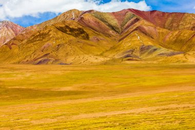 Qinghai Platosu üzerinde dağ manzara, Çin. 