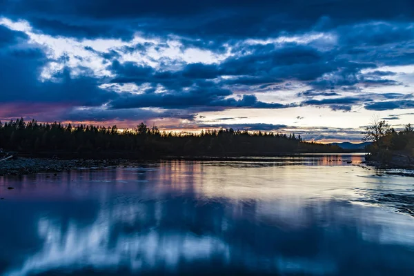 Solnedgång i skogen. Skogen vid älven. Ryssland — Stockfoto