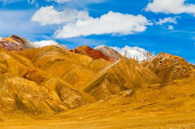 Qinghai Platosu üzerinde dağ manzara, Çin. 