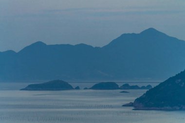 Xiapu gün batımında yüzer. Güzel sığ deniz ve gelgit düzlükleri Xiapu ilçesinde günbatımı manzarası, Çin