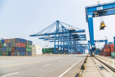 Tianjin,Çin,Jul 04 2017-Nakliye kargo vinç, tianjin, çin tarafından limana.