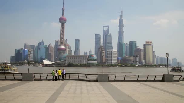 SHANGHAI - 10 septembrie 2013: oamenii stau la bund, admiră priveliștea pitorească a clădirilor din partea opusă . — Videoclip de stoc