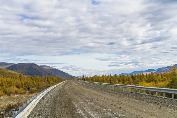 Nádherná silnice v lese, podzim, Rusko — Stock fotografie
