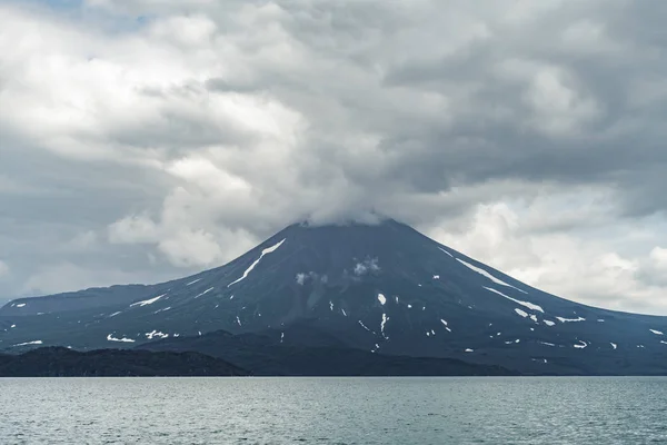 库里尔火山景观。和千里湖 — 图库照片