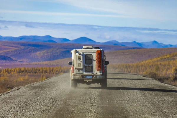 Yakutsk, Rusland, - Sep 06 2017: zicht op auto rijden door het bos op landweg. Rusland — Stockfoto