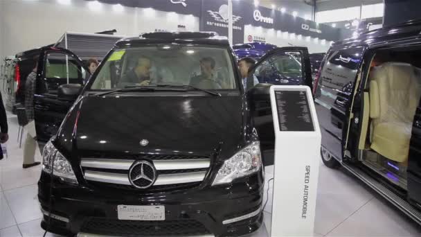 Xian china, - 30.09.2013: -macao auto show, — Stockvideo