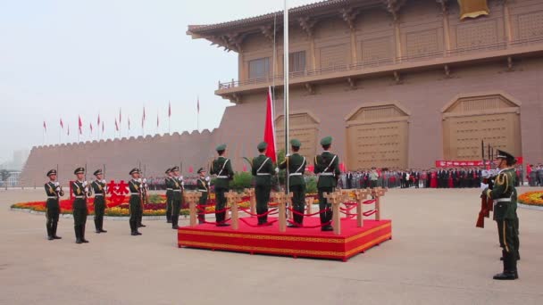 XIAN, CHINA - 01 oct 2013: Ceremonia de izado de Bandera de la Plaza del Palacio del Juego. un sitio histórico famoso en Xian, China . — Vídeos de Stock