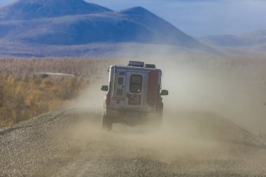 Yakutsk, Rusya, - 06-2017: kırsal yolda ormandan geçen araba görüntüsü. Rusya