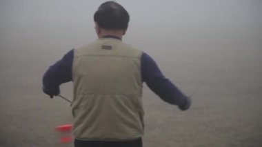Parkta diabolo oynayan adam sabah sis tarafından hazed, xian, shaanxi, çin