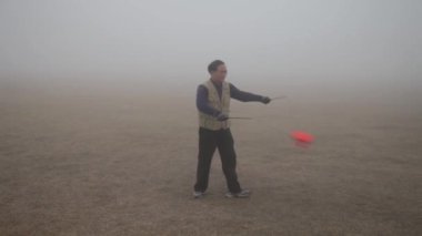 Parkta diabolo oynayan adam sabah sis tarafından hazed, xian, shaanxi, çin