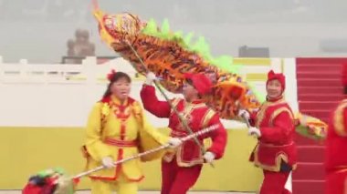 Xian, Çin - Şubat 02, 2012. Bahar Festivali 'nde ejderha dansı