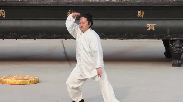 XIAN-DEC 22: Homem de roupas tradicionais da China praticando Tai Chi no templo, 22 de dezembro de 2011, cidade de Xian, província de Shaanxi, China . — Vídeo de Stock