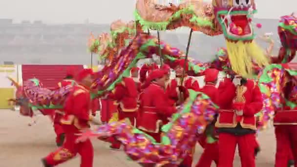 Сиань, Китай -2 февраля 2012 года. Танец дракона на весеннем фестивале — стоковое видео