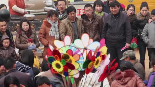 ТОНЧУАН-КИТАЙ 26 фев 2012: Толпа на ярмарке "Бог лекарств" во время китайского весеннего фестиваля , — стоковое видео