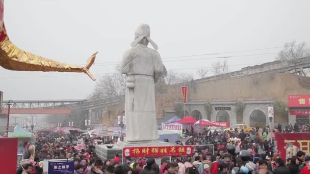 Tongchuan Çin-Şubat 26 2012: Çin bahar festivali sırasında God of Medicines Temple fuarında Crowd, — Stok video