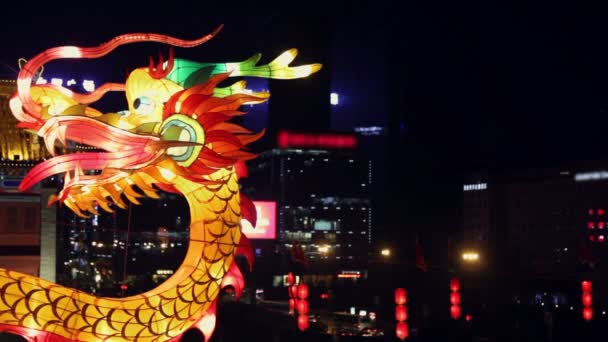 Los turistas ven decoraciones de iluminación de dragón en el Festival de la Linterna de Año Nuevo de la Muralla de la Ciudad, xian, shaanxi, china — Vídeos de Stock