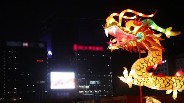 観光客は、市壁新年ランタンフェスティバルでドラゴン照明の装飾を見ます, 西安, Shaanxi, 中国 — ストック動画
