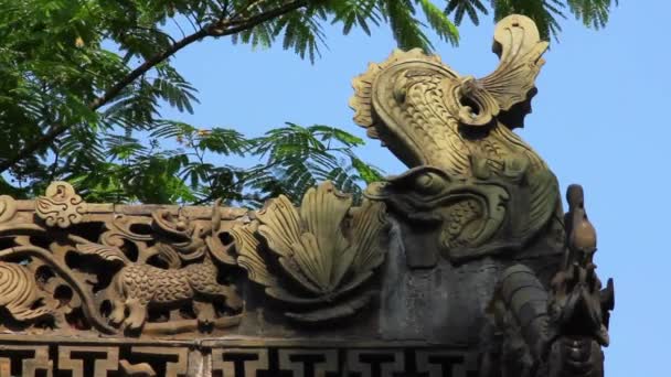 Traditionelle Dachüberdachung eines chinesischen Tempels — Stockvideo