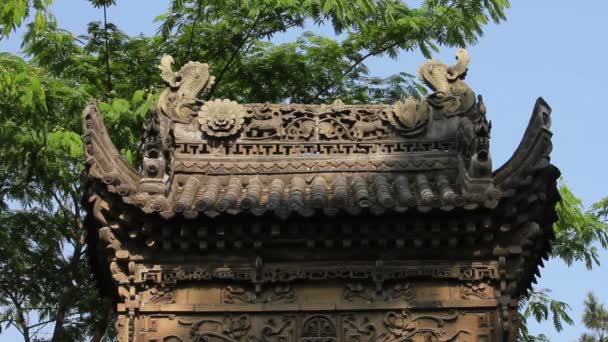 Alero de techo tradicional de un templo chino — Vídeo de stock