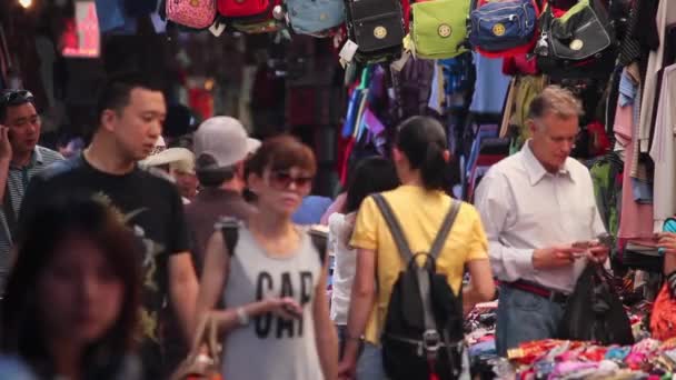 XIAN, KINA - MAJ 26, 2012: Oidentifierade människor väljer traditionella souvenirer i båset vid shoppinggatan i Xian, Kina. — Stockvideo