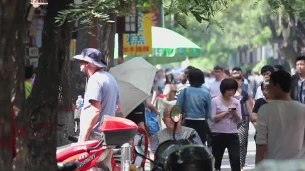 中国西安- 2012年5月26日:未確認の人々は西安の商店街で伝統的なお土産を選ぶ. — ストック動画