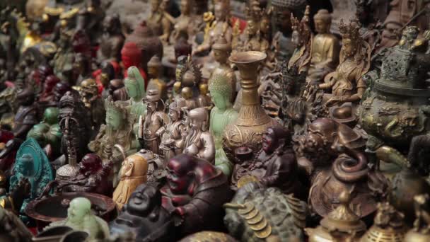 XIAN, CHINA - MAY 26, 2012 년 5 월 26 일: 확인되지 않은 사람들이 중국 시안의 쇼핑가에 있는 상점에서 전통 기념품을 선택하다. — 비디오