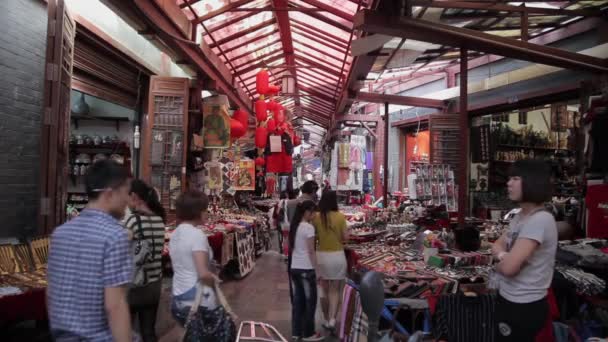 XIAN, CHINA - MAIO 26, 2012: Pessoas não identificadas escolhem lembranças tradicionais na barraca da rua comercial em Xian, China. — Vídeo de Stock