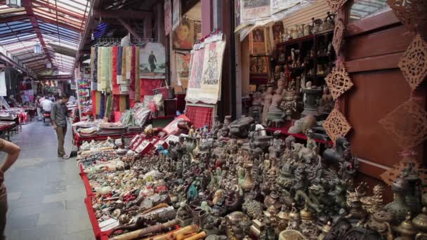 XIAN, CHINA MAJ 26, 2012: Uidentificerede mennesker vælger traditionelle souvenirs i boden på shoppinggaden i Xian, Kina. – Stock-video