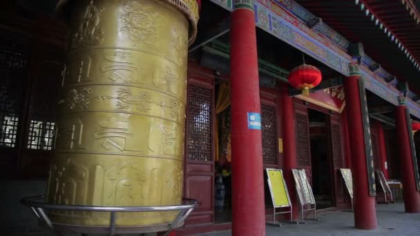 Gouden gebeds wielen in de tempel, China — Stockvideo