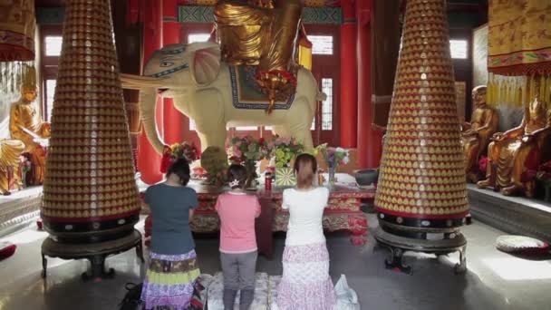 西安- 2012年5月27日：佛教徒在寺庙内祈祷 — 图库视频影像
