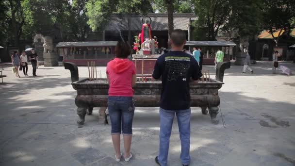 Xian, Kina - 24 maj 2012: Besökare bränner rökelse och ber i Daxingshan Temple — Stockvideo