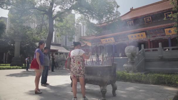 XIAN, CHINA - 24 DE MAYO DE 2012: Los visitantes queman incienso y rezan en el Templo Daxingshan — Vídeos de Stock