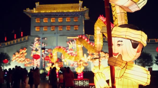 Turister Visa Lantern dekorationer på stadsmuren under Lantern Festival, Xian, Shaanxi, Kina — Stockvideo