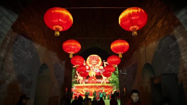 XIAN CINA-02 feb 2012: Decorazioni delle lanterne e persone in roaming durante la festa di primavera cinese — Video Stock