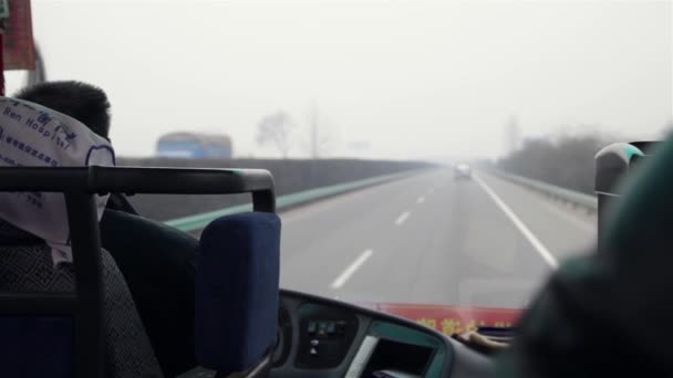 Xian china-feb 04 2012: bus auf der autobahn — Stockvideo
