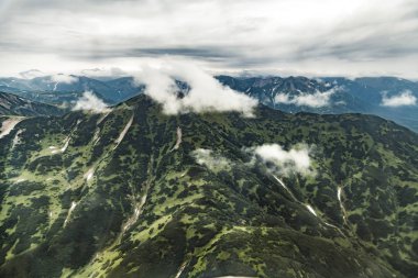 Kamçatka yarımadasında yeşil ovalar ile manzara havadan görünümü, Rusya